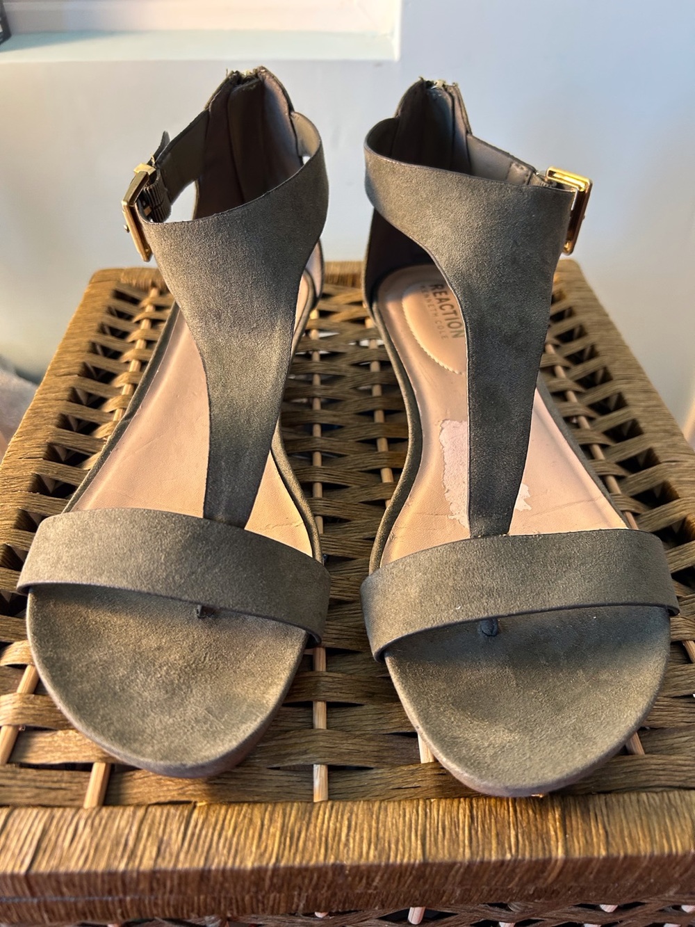 REACTION Kenneth Cole Great Gal Olive Faux Suede T-Strap Ankle-Wrap Sandals 9
